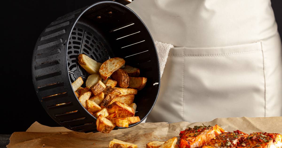 Przez jeden błąd dania z airfryera mogą być szkodliwe. Onkolog wyjaśnia