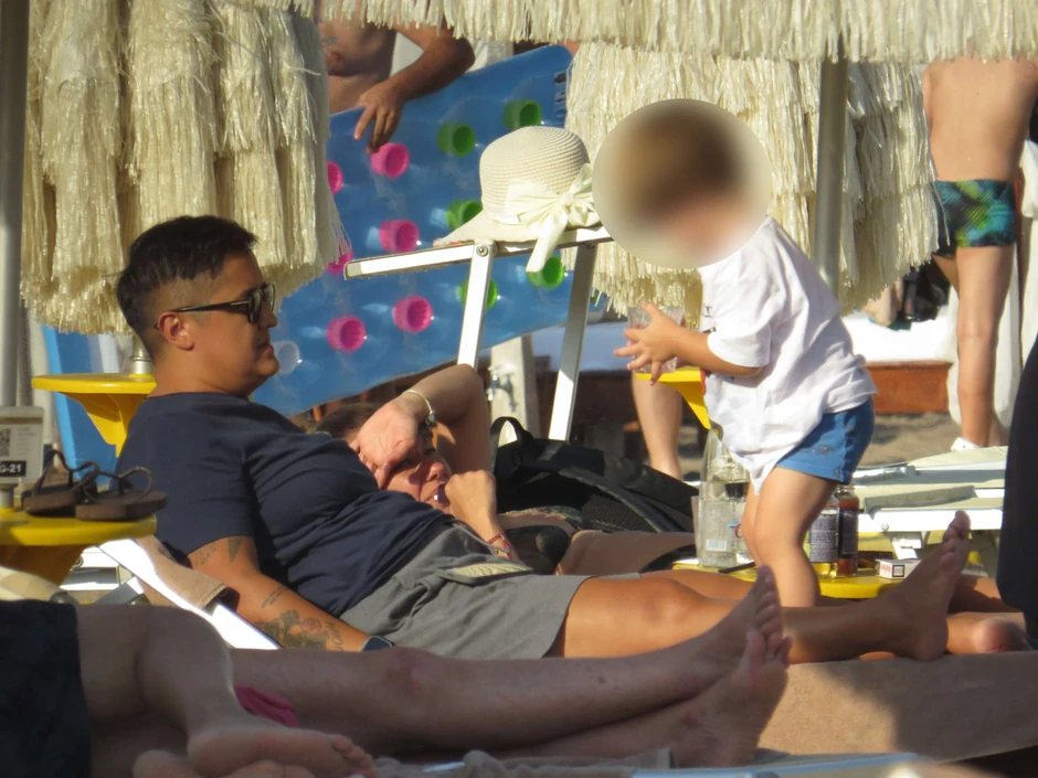 Marija Šerifović sa sinom na plaži u Crnoj Gori