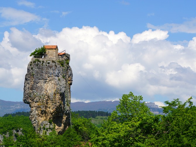 Monah Maksim Kavtaradže živi na vrhu Katskog stuba