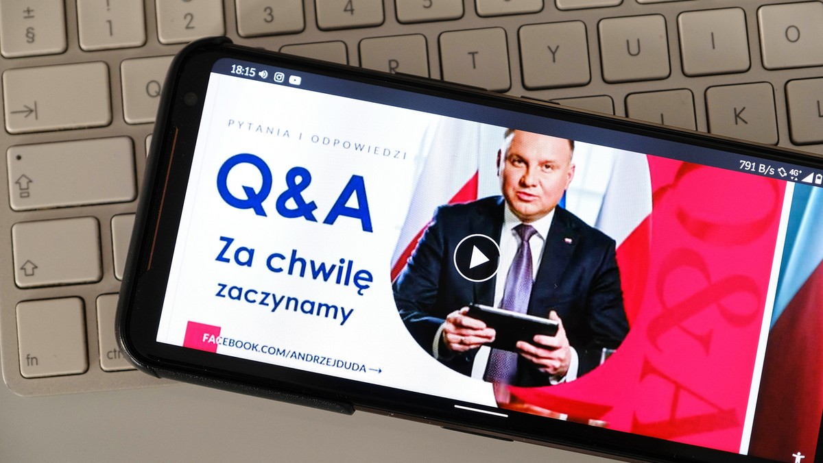 - Nie ma nic nagannego we włączaniu się w akcję dobroczynną - mówił dziś w sesji "Q&amp;A" na Facebooku Andrzej Duda, odnosząc się tym samym do swojego udziału w #hot16challenge2. Prezydent został zapytany o znaczenie zwrotu "ostry cień mgły", który wzbudził wiele domysłów u internautów.