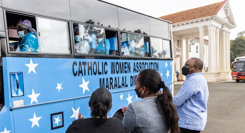 President Uhuru Kenyatta on Friday at State House, Nairobi donated ten buses to various secondary schools and community groups from across the country