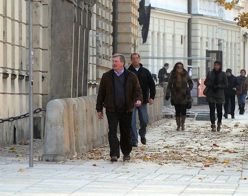 Komorowski do pracy piechotą, a garnitury limuzyną!  FOTO