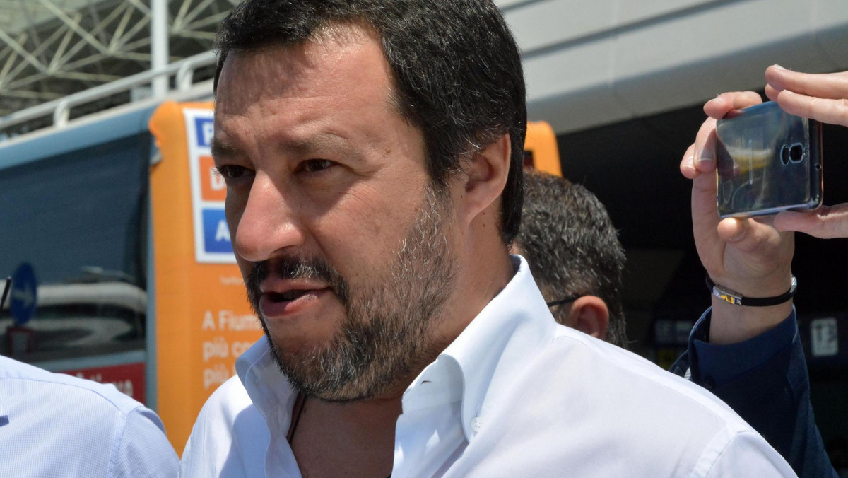 Matteo Salvini mówił dziś, że Włochy nie mogą sobie pozwolić na to, aby utrzymywać setki tysięcy migrantów. - Nielegalni imigranci muszą spakować walizki - oświadczył.