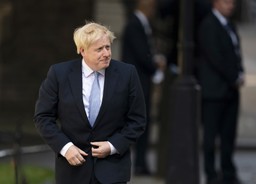 Jego idolem jest Churchill, jednak zachowuje się jak Trump, a przemawia jak Benny Hill. Oto Boris Johnson show