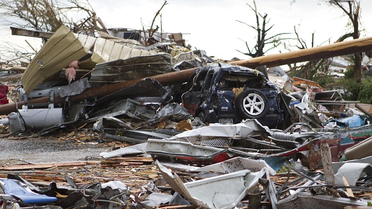 Tornado, które w niedzielę uderzyło w 50-tysięczne miasto Joplin w amerykańskim stanie Missouri, zabiło co najmniej 89 osób - poinformowały dziś tamtejsze władze na konferencji prasowej. Ostateczna liczba ofiar może się okazać większa.