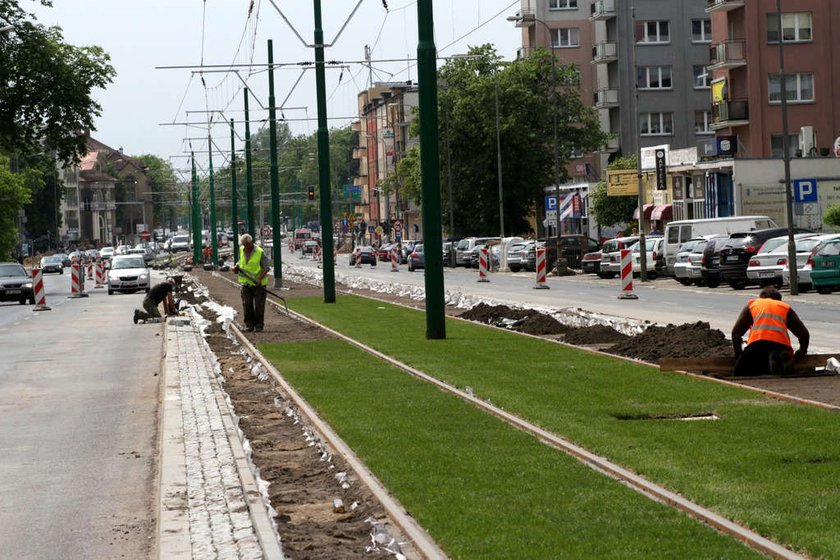 ULICA GRUNWALDZKA ZIELONE TOROWISKO TRAMWAJOWE