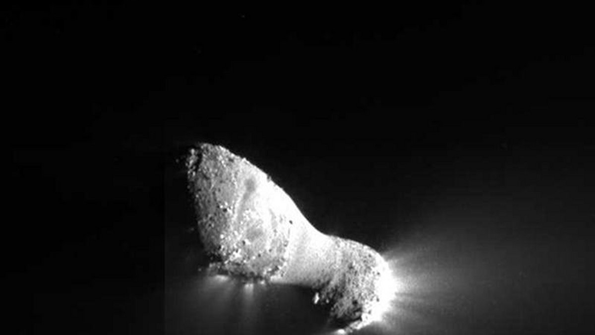 Polak Michał Kusiak odkrył kometę przelatującą w pobliżu Słońca. Jej obserwację umożliwiła sonda SOHO - informuje serwis NASA o nazwie SpaceWeather.