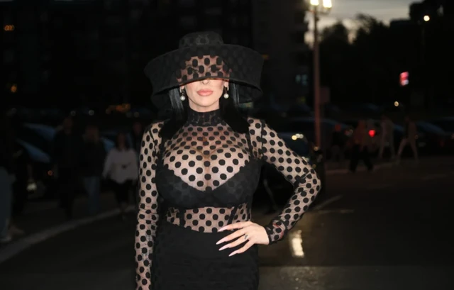 Transrodna pevačica (48) prvi put U JAVNOSTI NAKON PRITVORA: Pojavila se na koncertu Vesne Zmijanac, SVU PAŽNJU UKRALO TAČKASTO POPRSJE! (VIDEO)