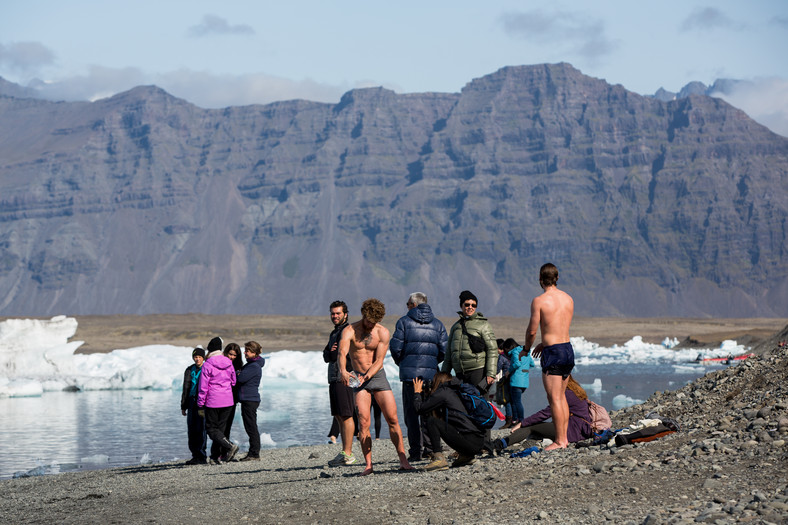 Turyści przy lodowej lagunie