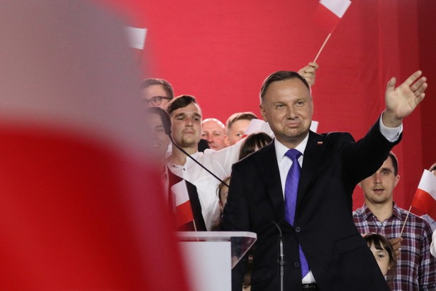 Pułtusk, 12.07.2020. Wybory prezydenckie 2020 - II tura. Ubiegający się o reelekcję prezydent Andrzej Duda podczas wieczoru wyborczego w Pułtusku