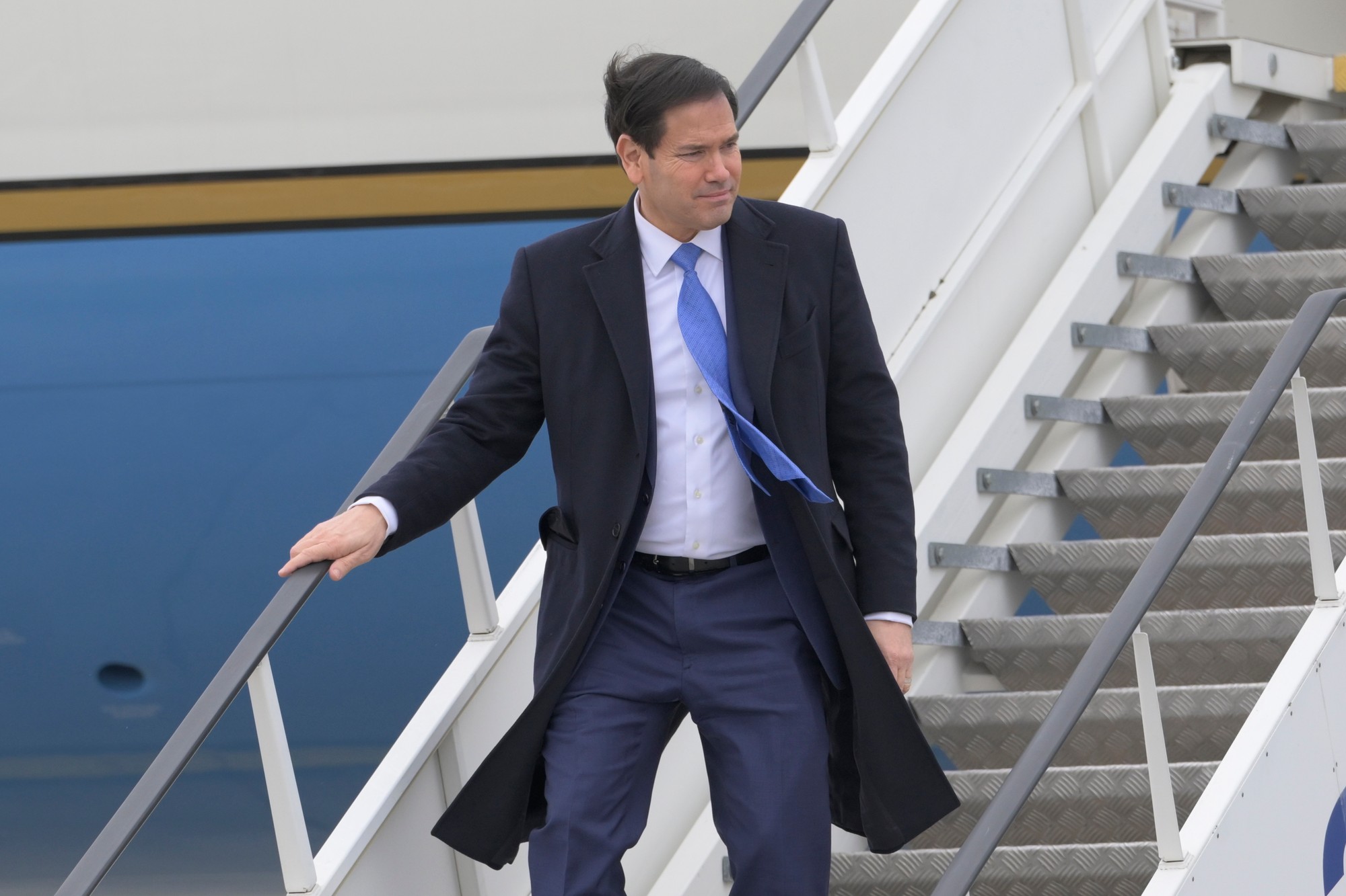 Šéf americkej diplomacie Marco Rubio pristál na letisku v Bratislave, privítal ho Juraj Blanár. 