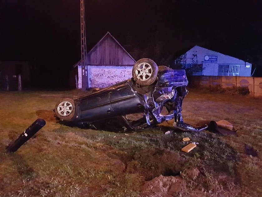 Auto dachowało, pasażerowie zginęli. Za kierownicą nastolatek