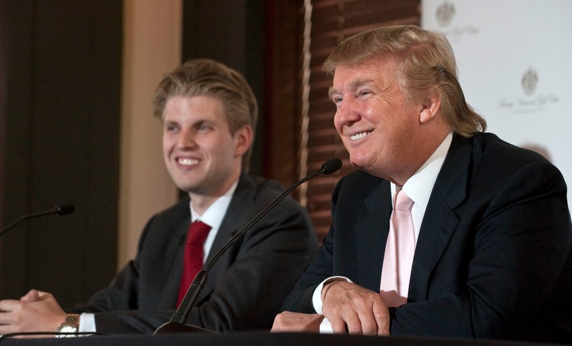 Donald Trump (po prawej), prezes Trump Organization, uśmiecha się podczas konferencji w Lowes Island Golf Club w Potomac Falls. Po jego prawej stronie siedzi Eric Trump, syn Donalda.