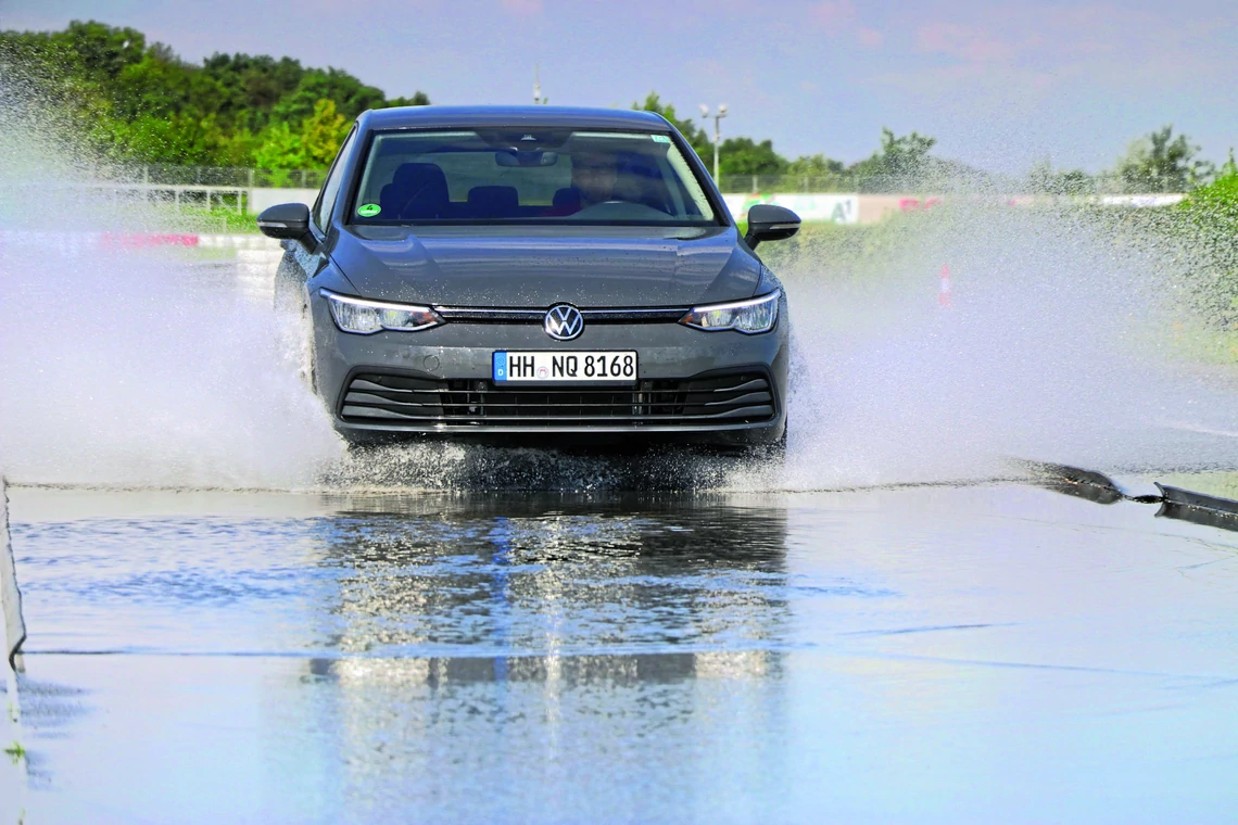 Dobre opony letnie muszą być odporne na aquaplaning