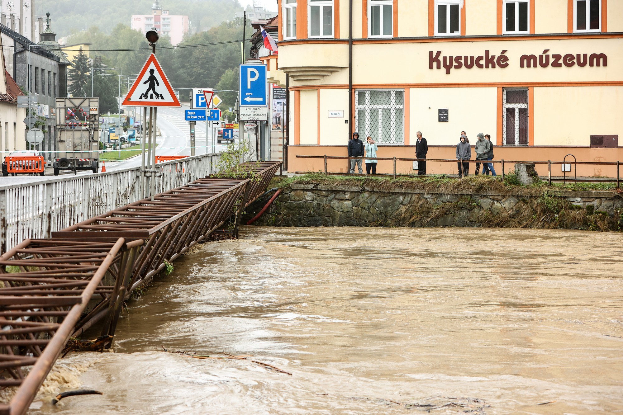 Zatvorený most počas tretieho stupňa povodňovej aktivity na rieke Kysuca.