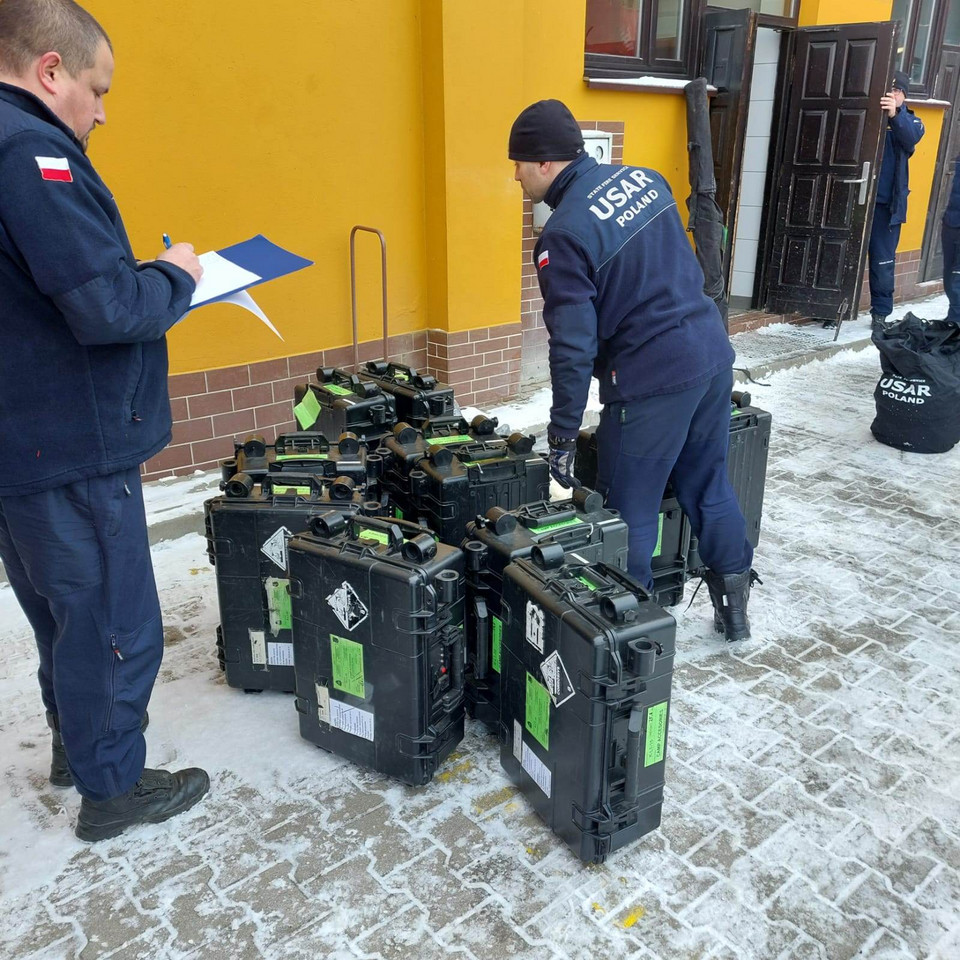 Strażacy z Nowego Sącza pakują sprzęt na wyjazd