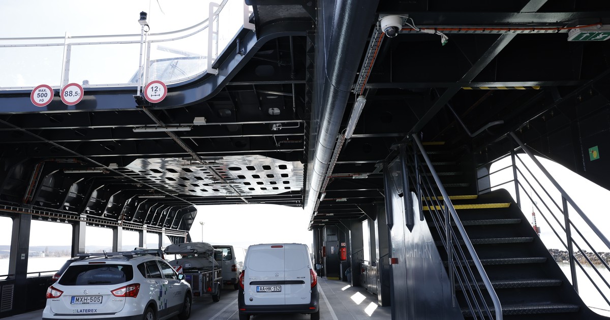 Több autó és utas volt a fedélzeten, amikor leállt a mohácsi komp motorja – videó