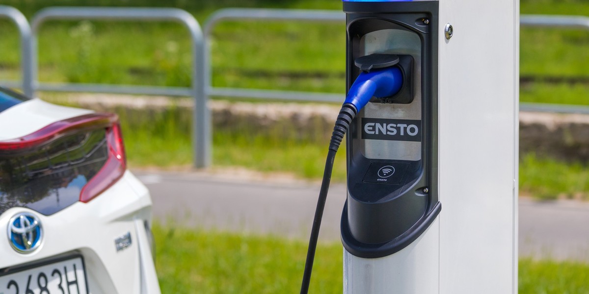 Ministerstwo Energii opublikowało nowe propozycje wsparcia zakupu pojazdów na paliwa alternatywne, jak CNG, LNG, wodór i energię elektryczną. Resort zaproponował wsparcie również dla firm. 