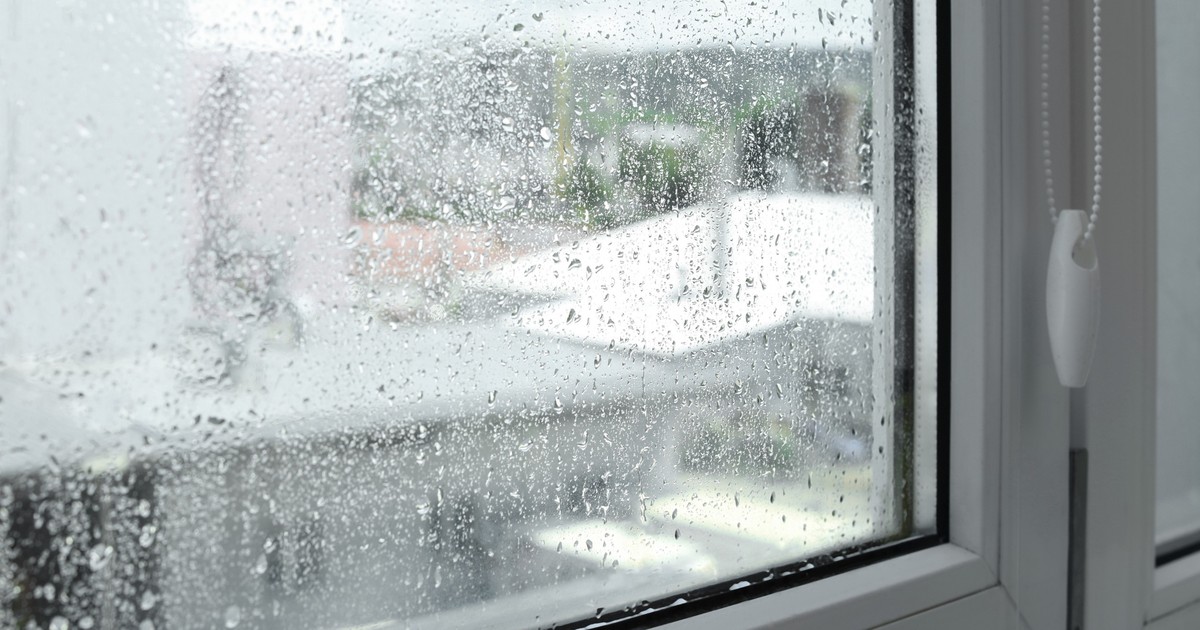 Na ścianach pojawia się wilgoć? Internet podbija zaskakujący sposób. Wystarczy folia aluminiowa