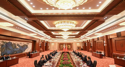 Prezydent odwiedza luksusy w Chinach. Wielka sala, kwiaty i zdobione sufity