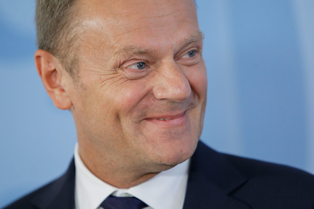 Tusk ostrzega przed rewolucją. "Rozbudza się iluzję życia bez polityki oszczędności"