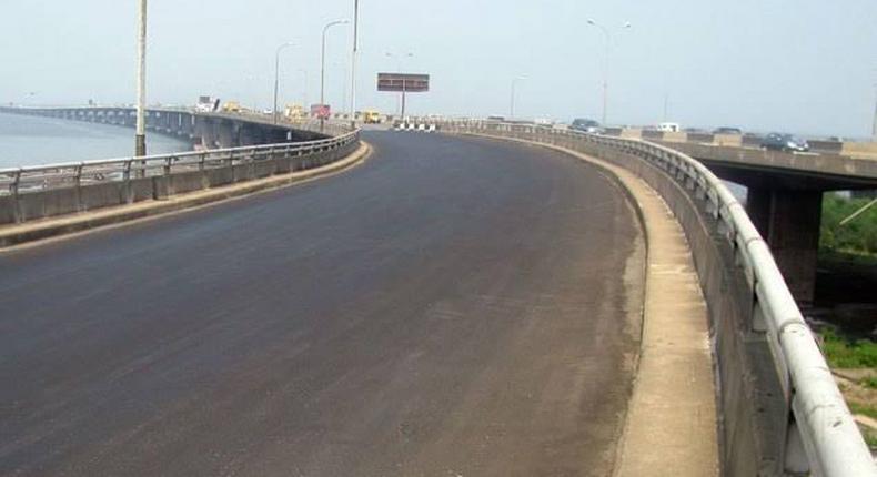 Alaka Bridge linking Eko Bridge in Lagos shut for emergency repairs. [independent]