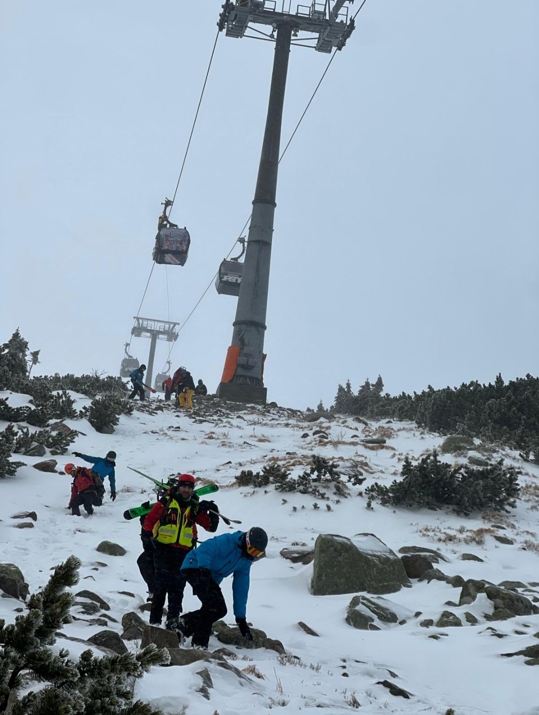 Lyžiarov ratovali záchranári z Oblastného strediska HZS Nízke Tatry, Oblastného strediska HZS Západné Tatry-Žiarska dolina a zo Strediska lavínovej prevencie a vzdelávania.