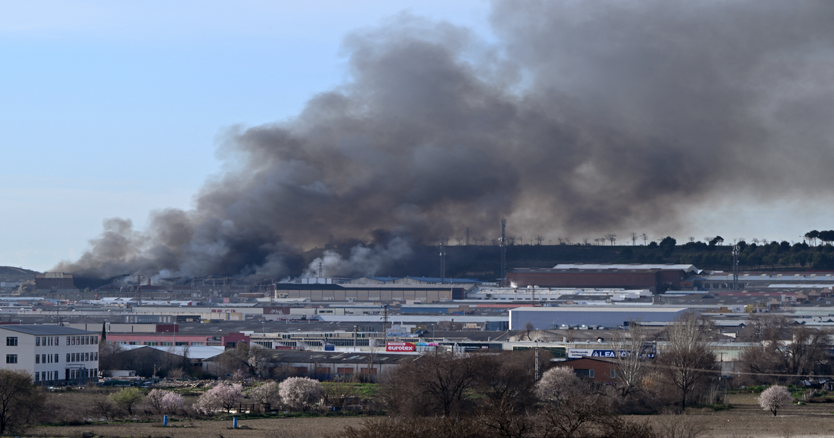 Incendio Pompei: capannone in fiamme, fumo visibile a km