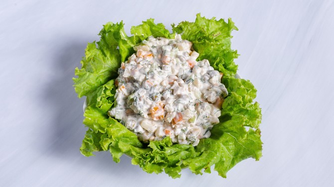 Ruska salata servirana u listovima zelene salate