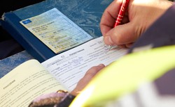 Dostaniesz 500 zł mandatu, a nawet stracisz dowód rejestracyjny! Oto zapomniane zimowe grzechy, za które słono zapłacisz