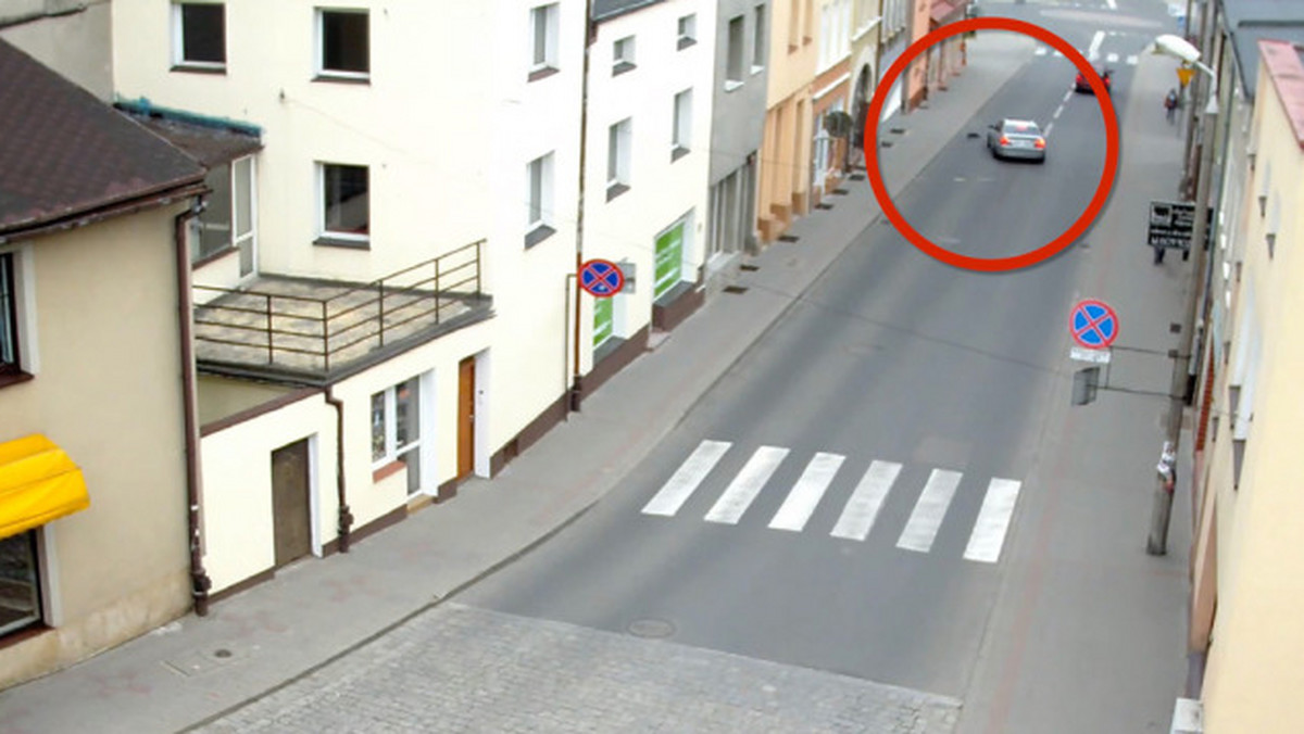 Mężczyzna chciał przejechać przebiegającego przez ulicę kota, a po chwili ślizgiem pokonał rondo. Zdarzenie z 20 maja zarejestrowała kamera z monitoringu miejskiego - czytamy na tvn24.pl.