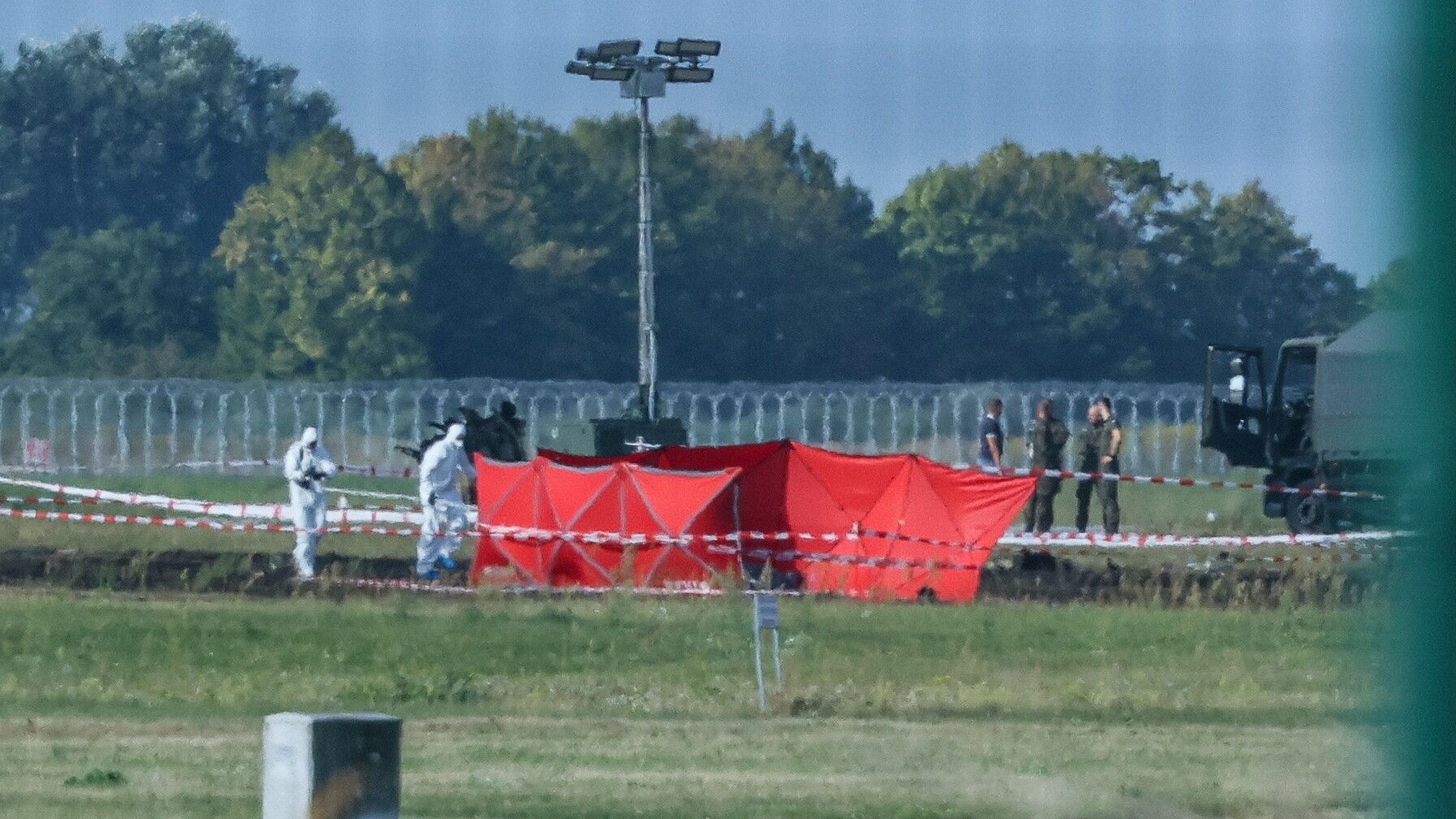 Miesto havárie stíhačky F-16 na pristávacej dráhe v poľskom meste Radom 29. augusta 2025.