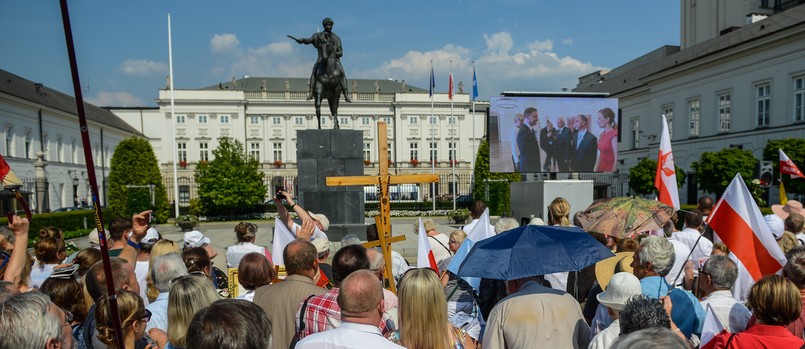 Przed Pałacem Prezydenckim zgromadziły się tłumy sympatyków nowego prezydenta.