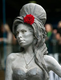 Amy Winehouse ma brązowy pomnik i czerwoną różę we włosach [ZDJĘCIA]