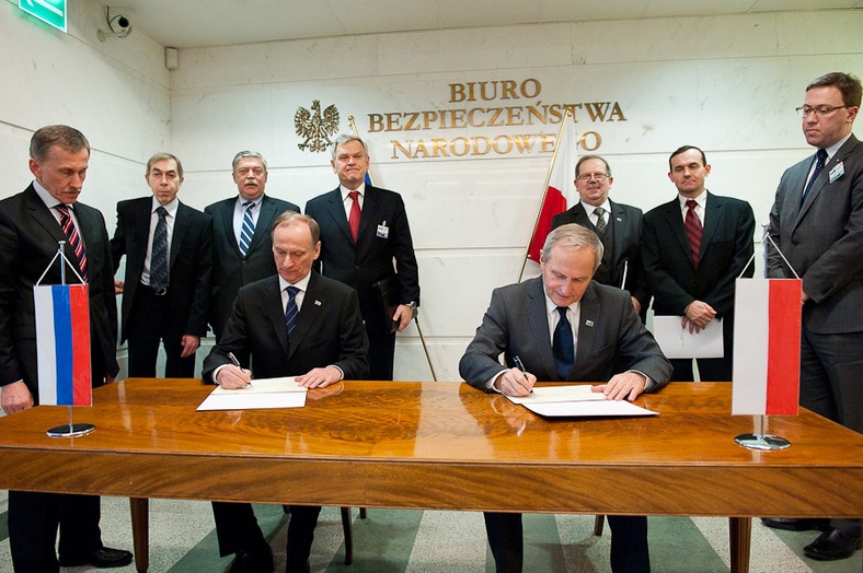 Rok 2011. Były szef FSB Nikołaj Patruszew i  gen. Stanisław Koziej, szef Biura Bezpieczeństwa Narodowego w kancelarii prezydenta Komorowskiego. Okazuje się, że w przygotowaniu tej krytykowanej przez PiS od lat wizyty brali udział ludzie, którzy dziś są w obozie władzy