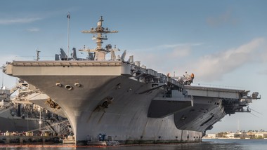 iran twierdzi, że trafił uss abraham lincoln. cztery pociski trafiły w