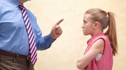Jakie błędy popełniają surowi rodzice i jaki wpływ ma to na dziecko?