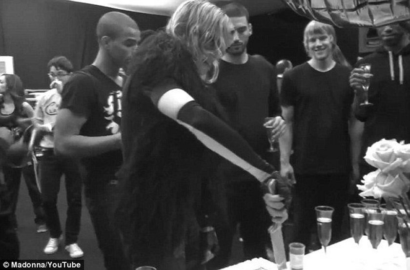 Impreza dla Madonny. Zaatakowała tortem...