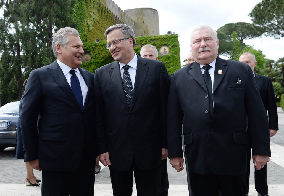 Prezydent Bronisław Komorowski oraz byli prezydenci - Lech Wałęsa i Aleksander Kwaśniewski przed audiencją u Ojca Świętego