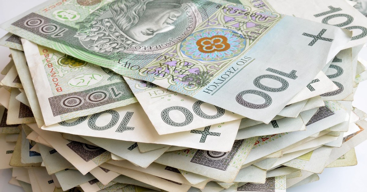 Although they did not work, they receive PLN 6938 per period  from the Social Insurance Institution. How is this possible?