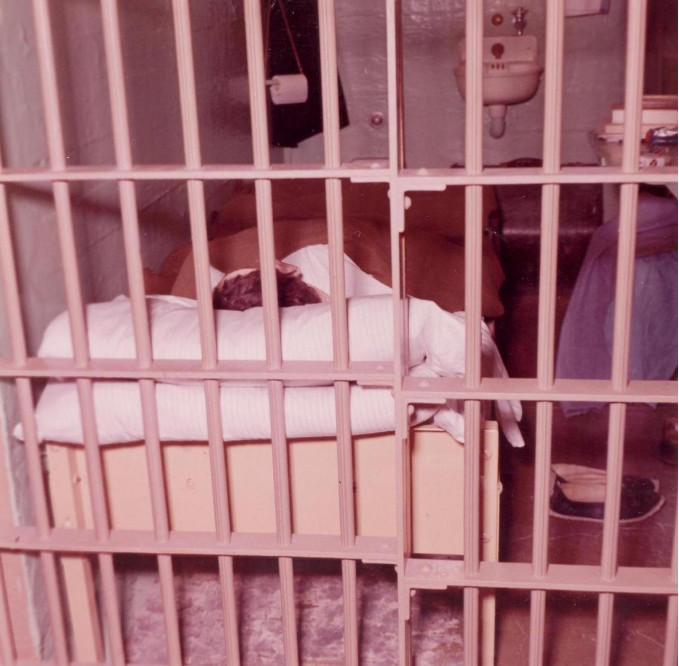 Dzięki replikom głów (tutaj jedna nadal w łóżku w celi) uciekinierzy byli w stanie oszukać strażników