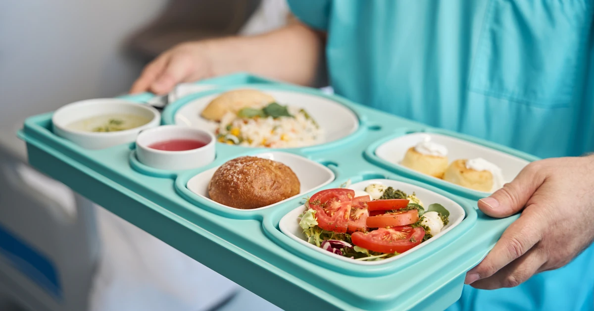 Rewolucja w szpitalnych posiłkach. 14 rodzajów diet do wyboru niczym w cateringach pudełkowych