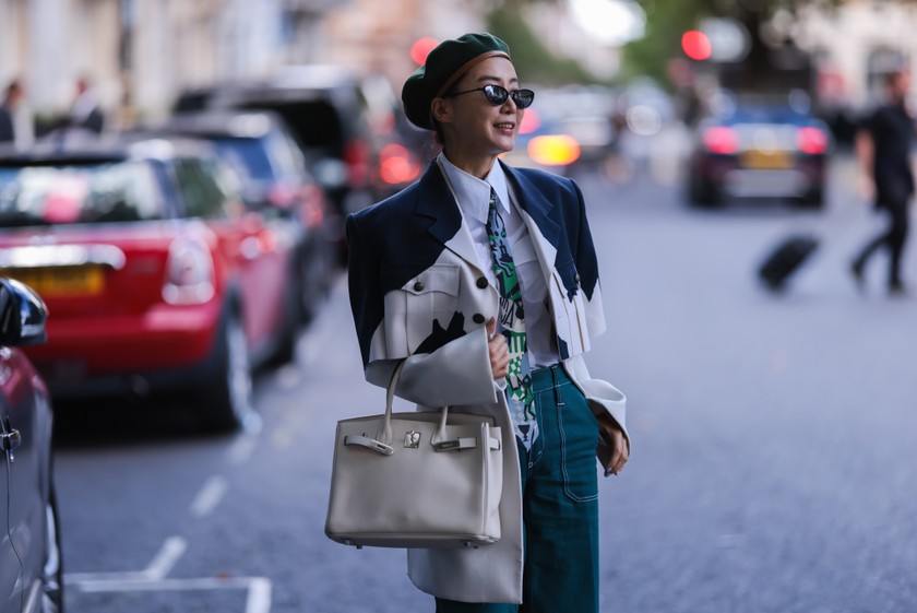 Ein weiterer gekonnter Layering-Look war an dieser Besucherin der London Fashion Week vor der Edward-Crutchley-Show am 16. September zu sehen.