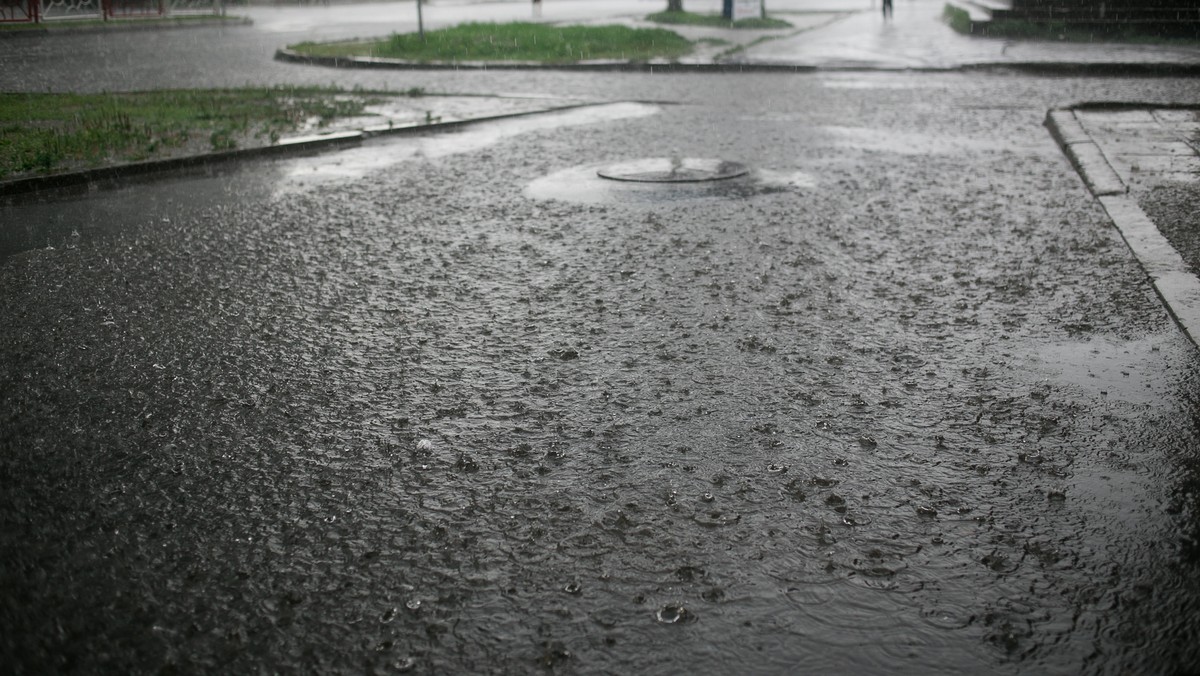 Instytut Meteorologii i Gospodarki Wodnej wydał ostrzeżenie hydrologiczne drugiego stopnia dla województwa śląskiego i małopolskiego oraz pierwszego stopnia dla województwa świętokrzyskiego. Jak informuje komunikat, z powodu intensywnych opadów deszczu prognozowany jest wzrost stanu wód w rzekach, lokalnie możliwe jest przekroczenie stanów alarmowych.