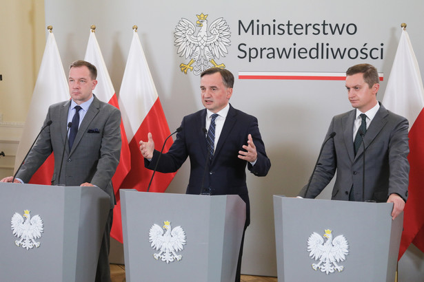 Minister sprawiedliwości, prokurator generalny Zbigniew Ziobro (C), podsekretarz stanu Piotr Cieplucha (L) i wiceminister Sebastian Kaleta (P)