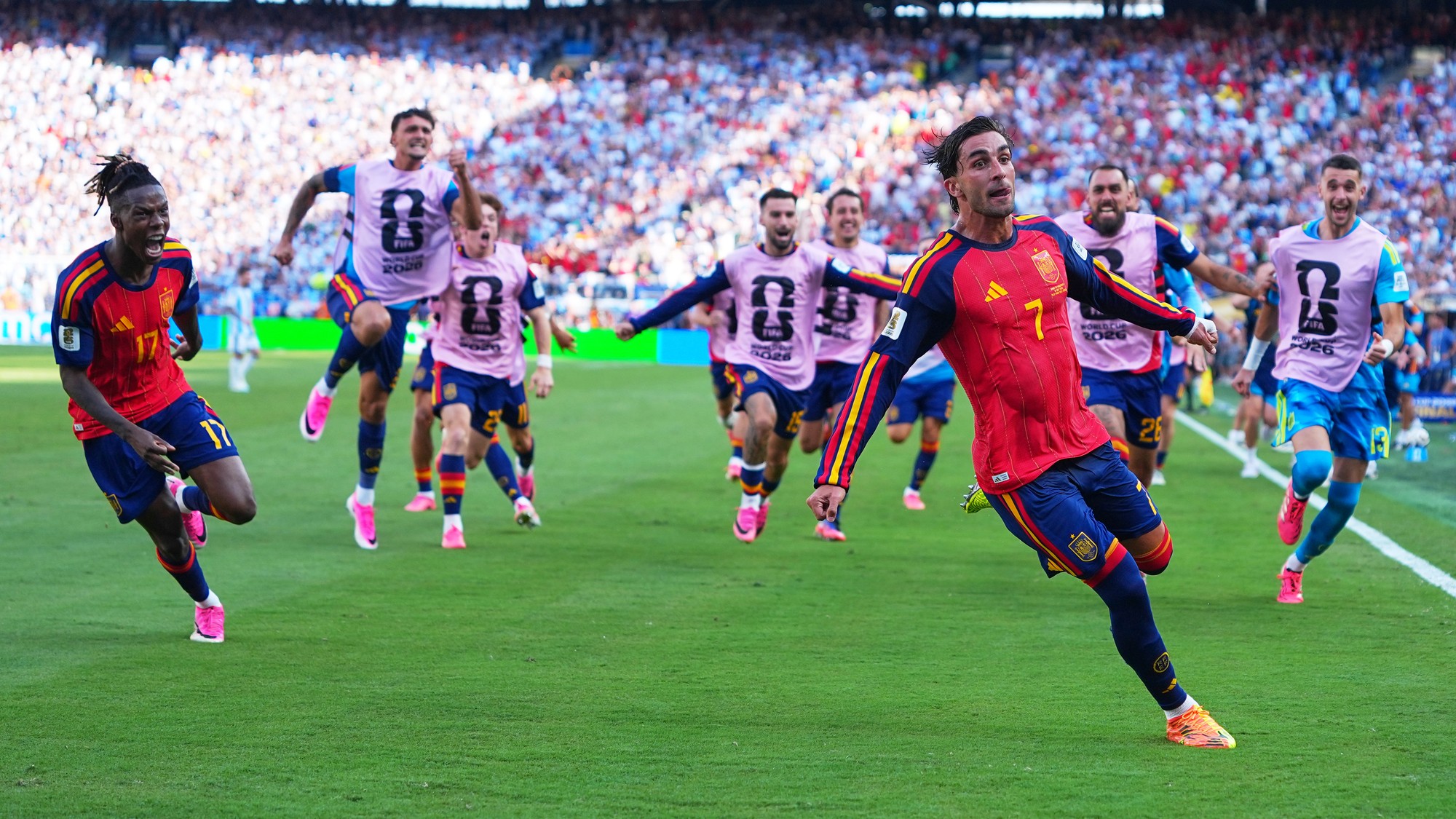 Ferran Torres oslvuje gól počas finálového zápasu Španielsko - Argentína na MS 2026. 
