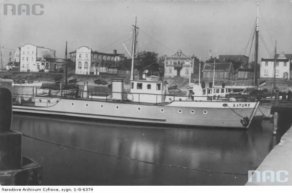 ORP "Batory" w porcie w Helu (fot. ze zbiorów Narodowego Archiwum Cyfrowego, Koncern Ilustrowanego Kuriera Codziennego — Archiwum Ilustracji, sygn. 1-G-6374).