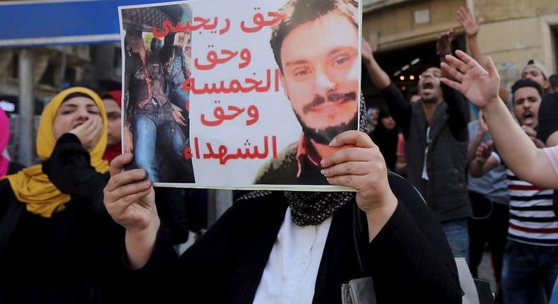 An Egyptian activist holds a poster calling for justice to be done in the case of the recently murdered Italian student Giulio Regeni in Cairo, Egypt, April 15, 2016.  REUTERS/Mohamed Abd El Ghany