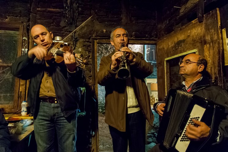 <strong>Kiedy mężczyzna traci honor</strong>
<br><br>
Nie tylko niewłaściwe zachowanie w domu gospodarza może doprowadzić do utraty honoru. Sytuacje, które wywołują taki sam skutek, to między innymi: nazwanie mężczyzny kłamcą w obecności innych osób, oplucie, groźba czy pobicie. Podobnie dzieje się w sytuacji, gdy mężczyzna kłamie, nie dotrzymuje słowa, nie wywiązuje się z zobowiązania lub gdy ktoś obrazi jego żonę.