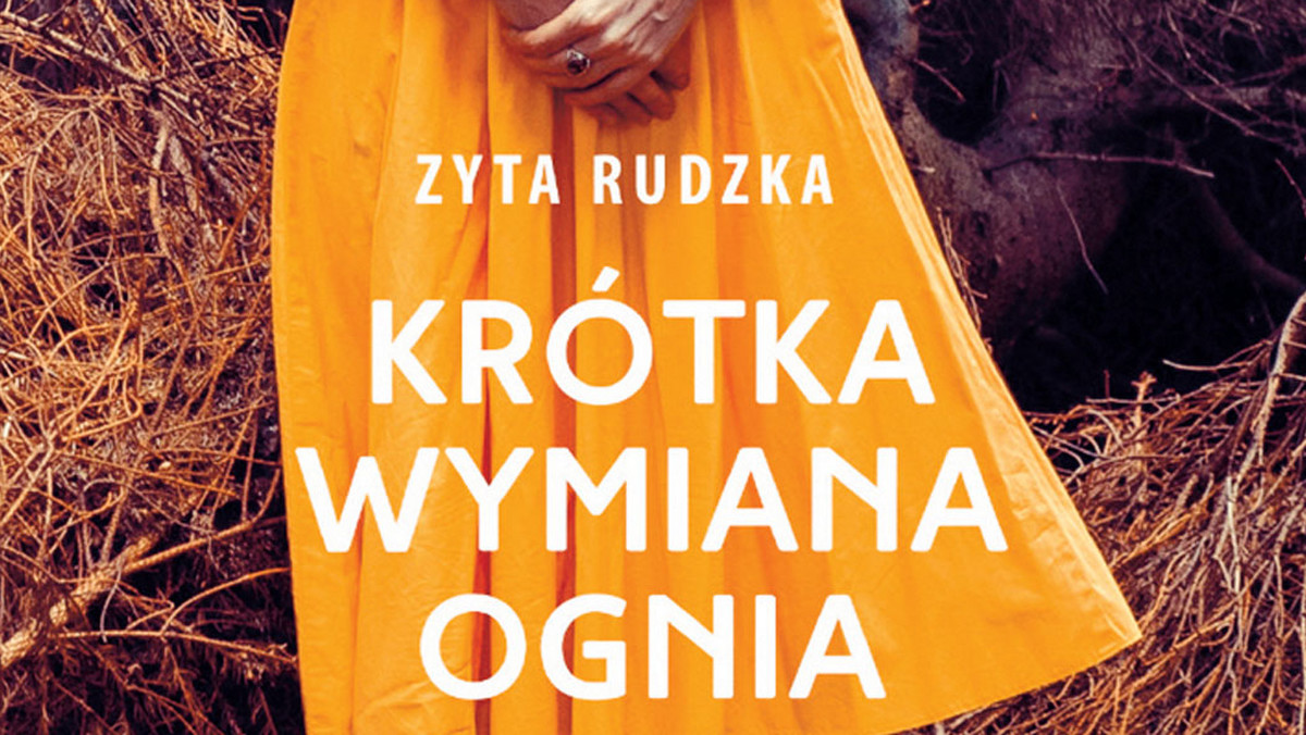 "Ciosam słowa jak drewno na opał. Nie mogę przestać", mówi 69-letnia poetka Roma Dąbrowska. I faktycznie, wióry w tej liczącej 192 strony powieści lecą gęsto. Krótkie, gwałtowne, szarpane zdania układają się w niełatwą biografię Romy, jej matki i córki Zuzanki.